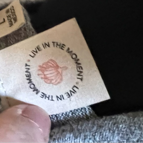 Sweater in size large with floral print and design 3/4 sleeve - Picture 7 of 9